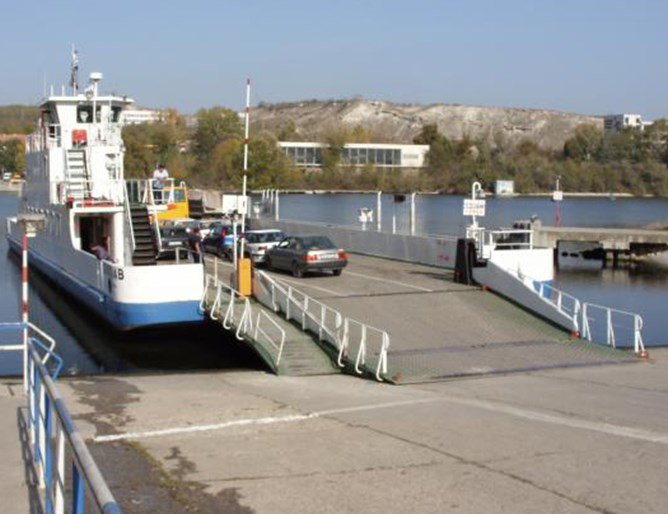 Спряха фериботите при Оряхово и Свищов заради силен вятър