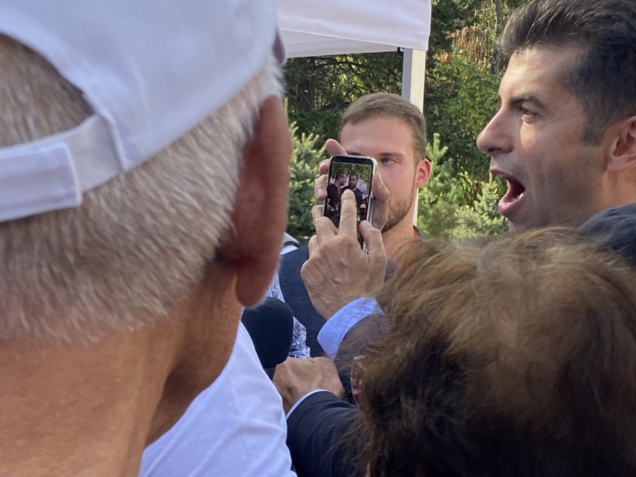 СУПЕР ЕКШЪН В ЮЖНИЯ ПАРК! Киро размахва телефон с ПИК пред журналисти и граждани (СНИМКИ)