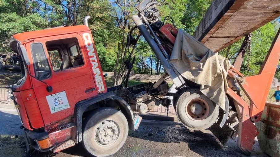 Заседнал камион предизвика задръствания в Пловдив (СНИМКИ)