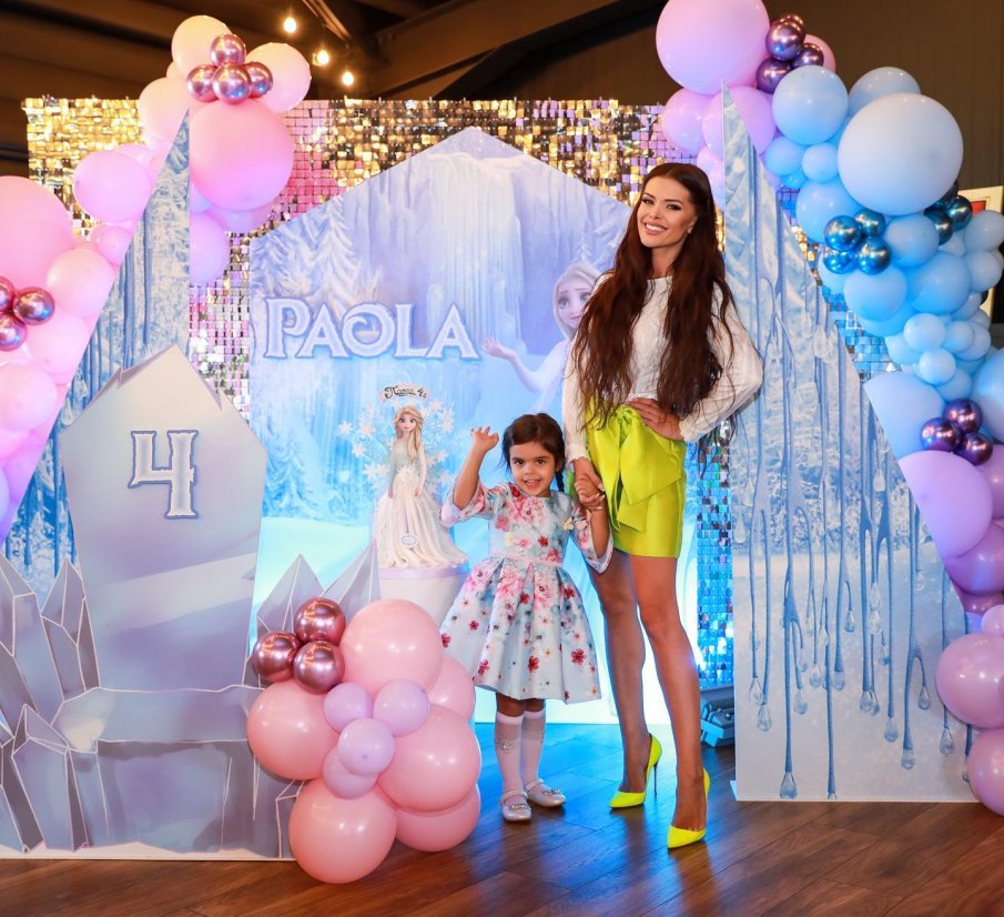 Щерката на Преслава грабна микрофона (ВИДЕО)