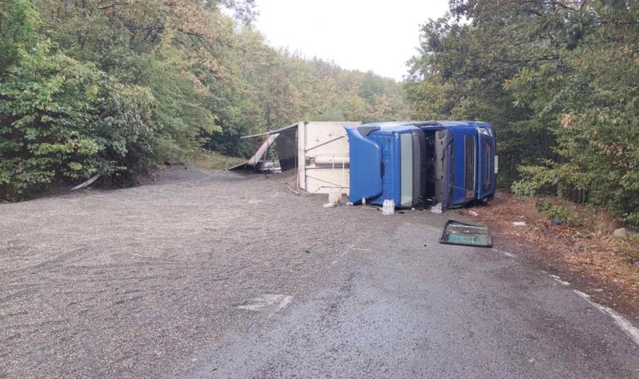 Обърнат ТИР със слънчоглед затвори Ришкия проход