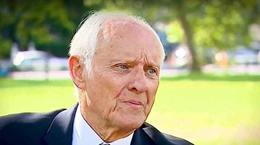 Говорителят на кралицата: Скри се в храстите от Чаушеску, само Мандела я наричаше по име