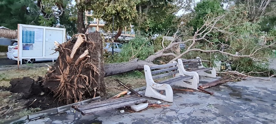 СЛЕД ОПУСТОШИТЕЛНАТА БУРЯ: Обявиха частично бедствено положение в Поморие