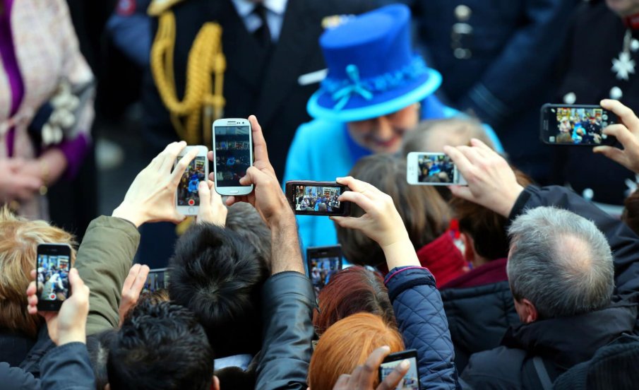 Кралското семейство публикува нова невиждана досега снимка на Елизабет II
