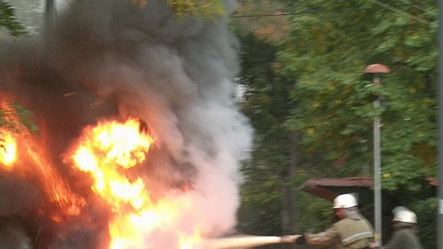 Микробус изгоря край Девня