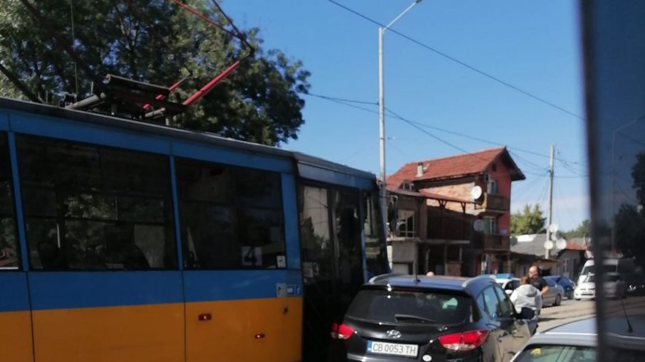 Млада жена пострада при катастрофа между кола и трамвай в София