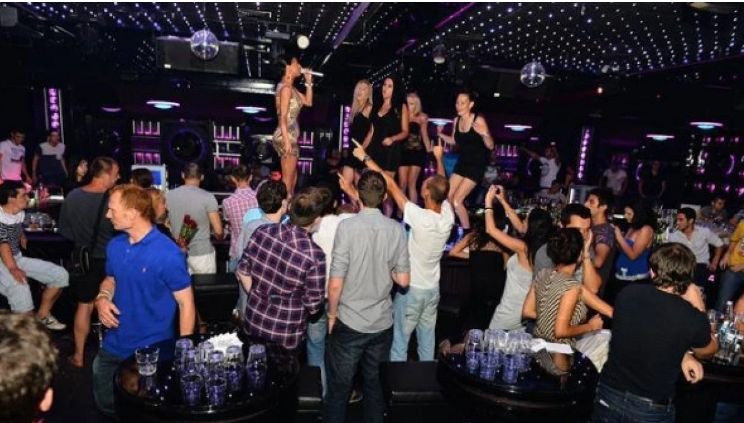 КУРИОЗ! Известна поп фолк певица падна от сцената