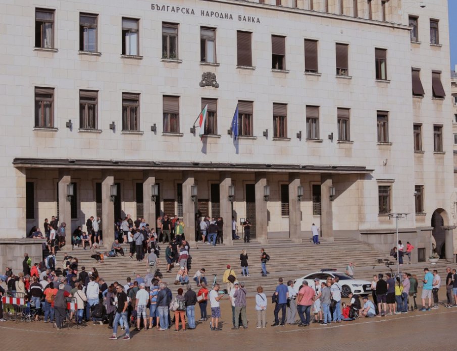 Опашка пред БНБ за Големия гмурец
