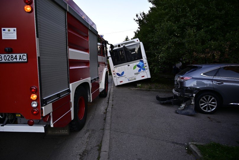 8 души са пострадали при автобусната катастрофа в столицата, шофьорът е приет в болница в прединфарктно състояние (СНИМКИ)