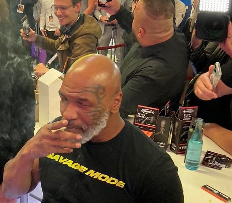 Българи се снимат с Майк Тайсън на тютюнево изложение в Дортмунд (СНИМКИ)