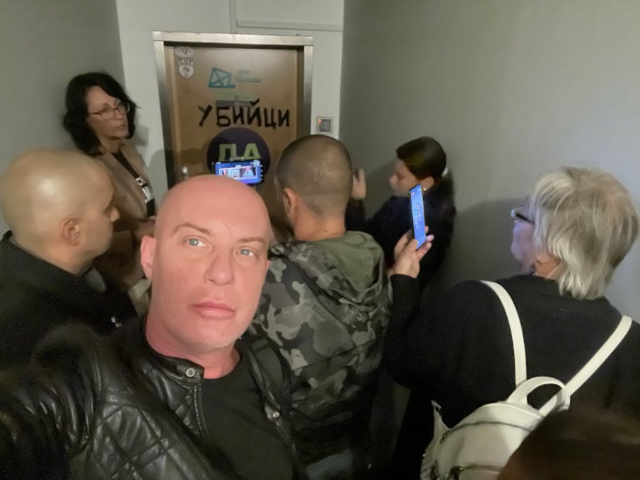 Майките от Системата ни убива на протест пред централата на ДБ - написаха на вратата им убийци (СНИМКИ)