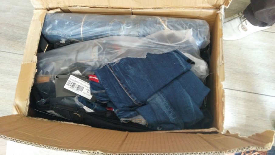 Разбиха цех за нелегални маркови дрехи в хасковско село