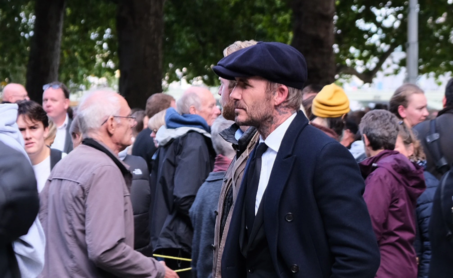 Дейвид Бекъм чакал над 12 часа на опашка, за да се сбогува с кралицата (ВИДЕО)