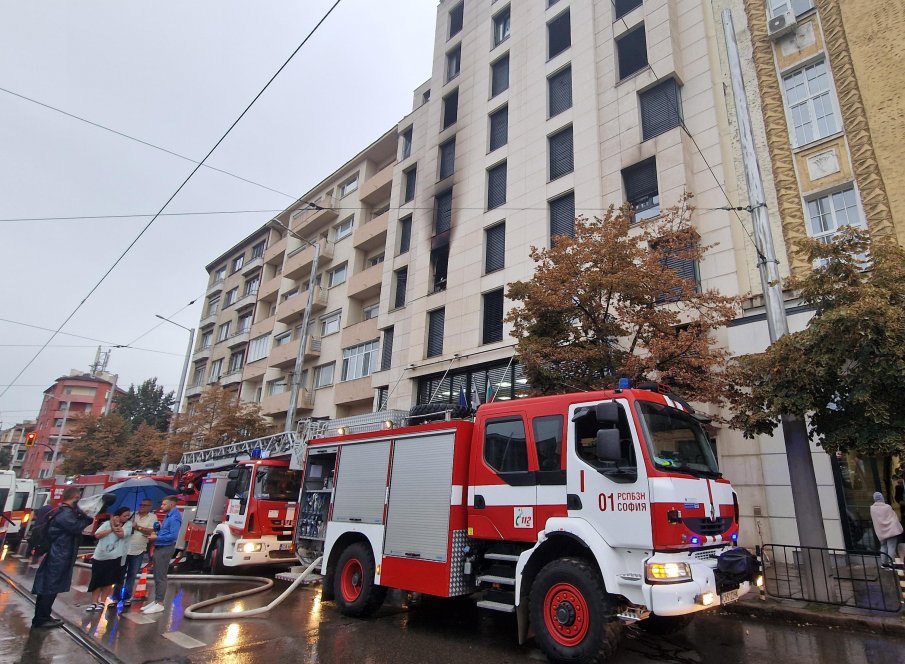 ТРАГЕДИЯ: Жена е загинала при пожара в хотел в центъра на София, две деца са пострадали (СНИМКИ)