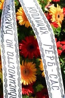 Представители от ГЕРБ-СДС поднесоха венци на Паметника на независимостта (СНИМКИ)