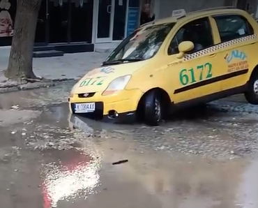 Такси пропадна в огромна дупка в Кърджали