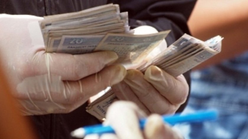 Близнаци от Приморско спипани с крупна сума пари за предстоящия вот, в единия открили и дрога