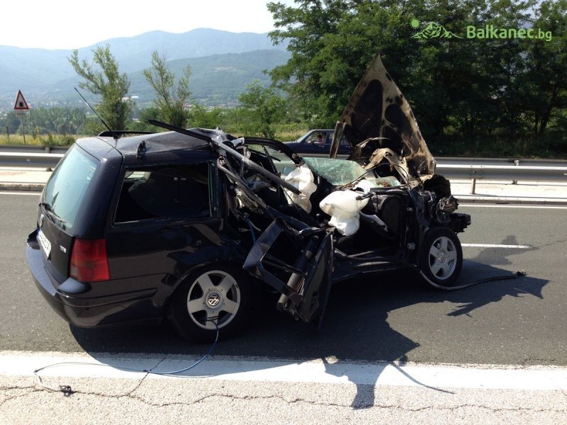 ОТ ПОСЛЕДНИТЕ МИНУТИ: Автомобил катастрофира на АМ “Хемус”, има тежко пострадал