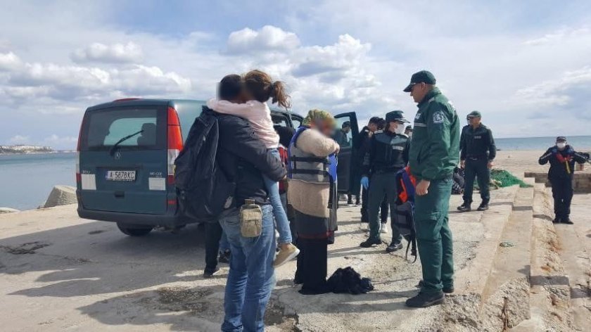 Задържаха 75 нелегални мигранти на магистрала Тракия