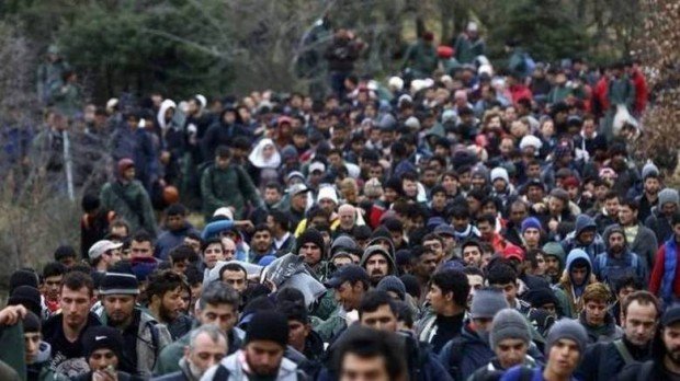 Конвой от 100 000 мигранти тръгва на щурм към гръцката граница през Одрин