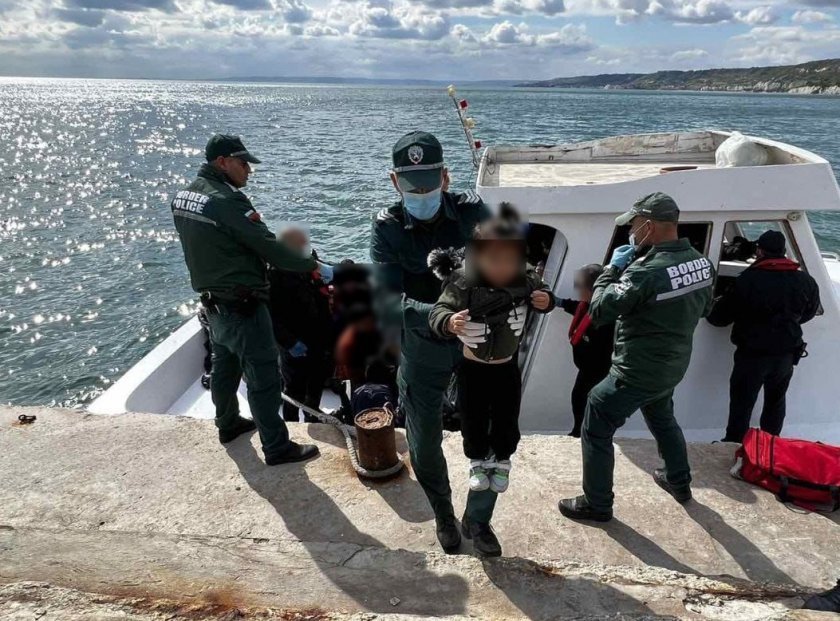 НА КОСЪМ: Спасиха лодка с 38 бедстващи мигранти край Шабла - сред тях 8 деца и бебе (СНИМКИ)