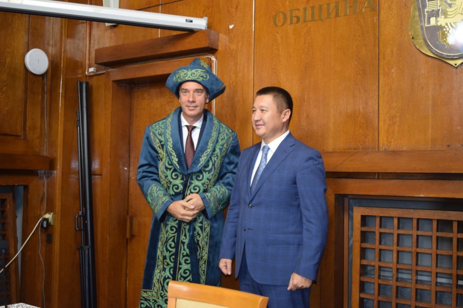 Кметът на Бургас облече “Шабан“ - ето каква е причината