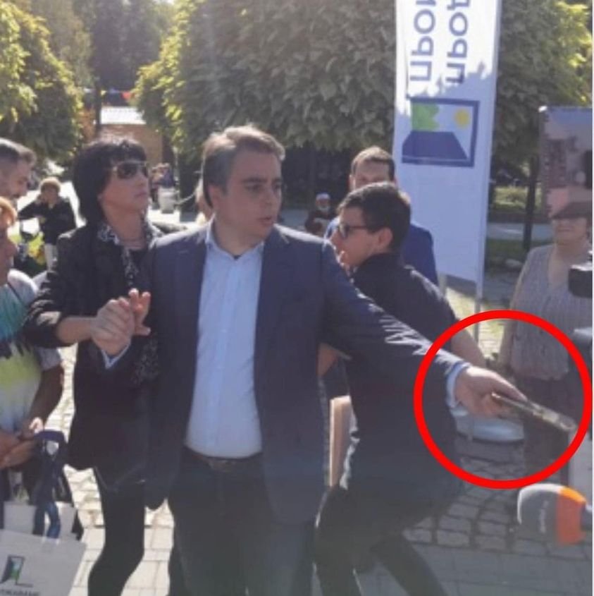 Бареков: Кокорчо се сборил по женски с репортерката на ПИК и й откраднал телефона. Крадецът си е крадец!