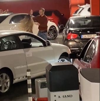 САМО В ПИК TV! Адска тапа в паркинга на мол Парадайз, викнаха КАТ да оправя заклещените коли (СНИМКИ/ВИДЕО)