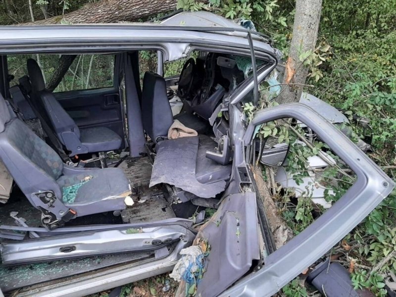 Кола изхвърча от пътя край Враца, блъсна се в паметник