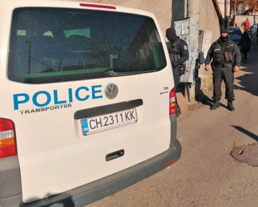 Откриха изборни списъци и лични данни на десетки избиратели при две проверки