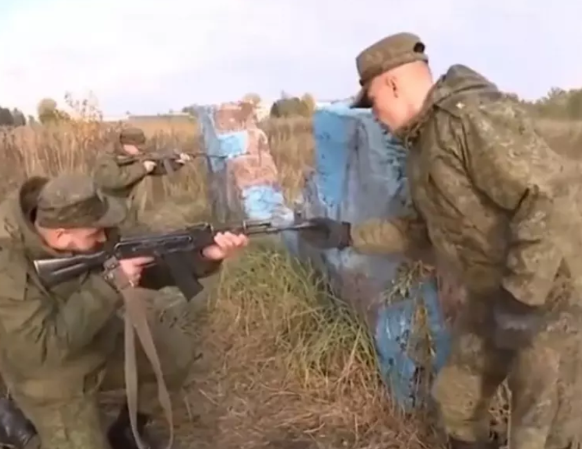 Руски военни инструктори се поставят като мишени, докато обучават армията (ВИДЕО)