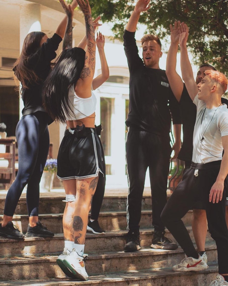 ПОТРЕС: Див разврат в онлайн шоуто Къщата на инфлуенсърите (ВИДЕО)