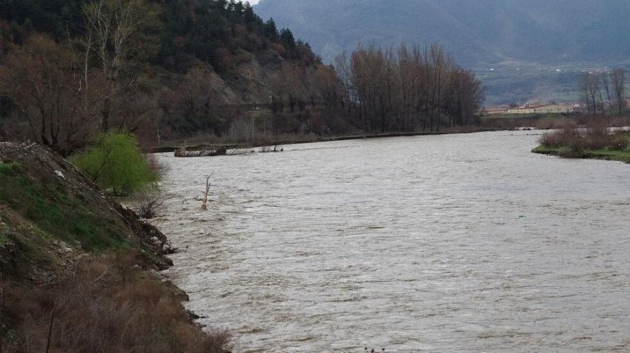 Почистват коритото на река Струма край Батановци