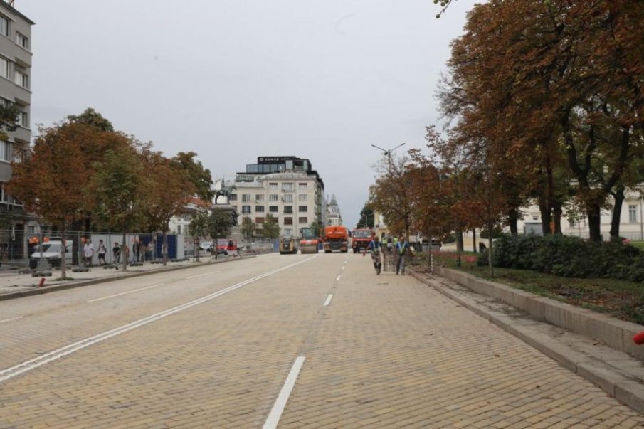 РЕМОНТ НА РЕМОНТА: Пренареждат наново жълтите павета пред парламента