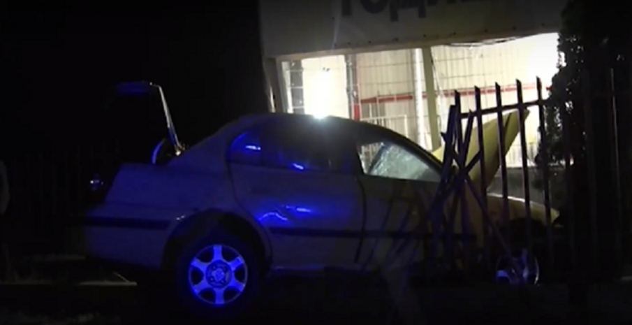 ЕКШЪН: Кола с мигранти се заби в пункт за годишен технически преглед в София, има ранени