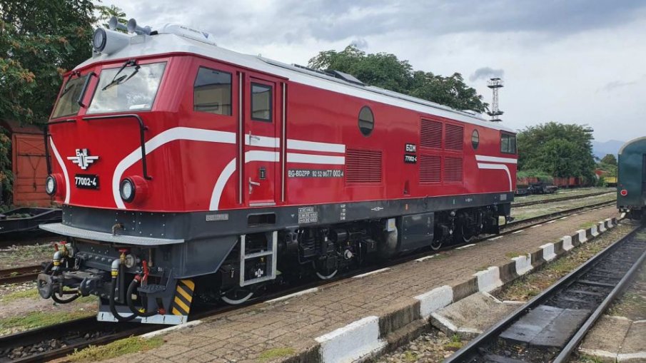БДЖ тества първия модернизиран теснолинеен локомотив