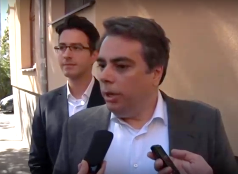 Асен Василев говори, зад гърба му наднича Аз съм Наско: Гласувах за една променена България