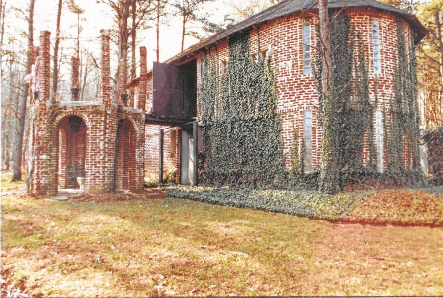 МИСТЕРИЯ: Секс партита, сатанизъм и брутални убийства в прокълнат замък (ВИДЕО)