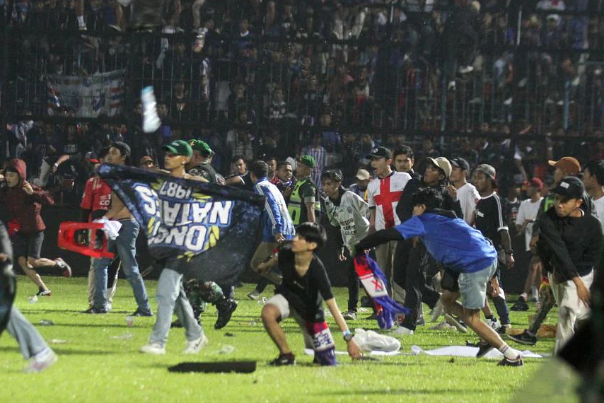 Жертвите след мелето на мача в Индонезия се увеличават