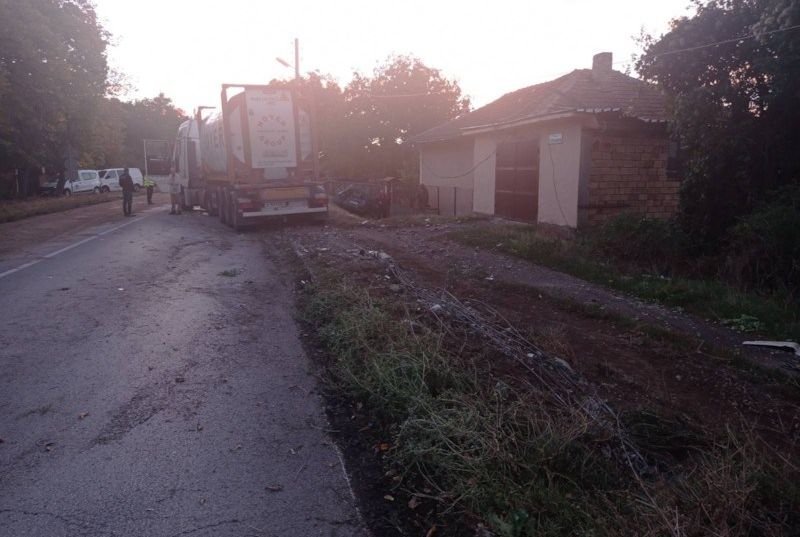 ПАК СМЪРТ НА ПЪТЯ: 73-годишен шофьор на камион загина при тежка катастрофа край Разград