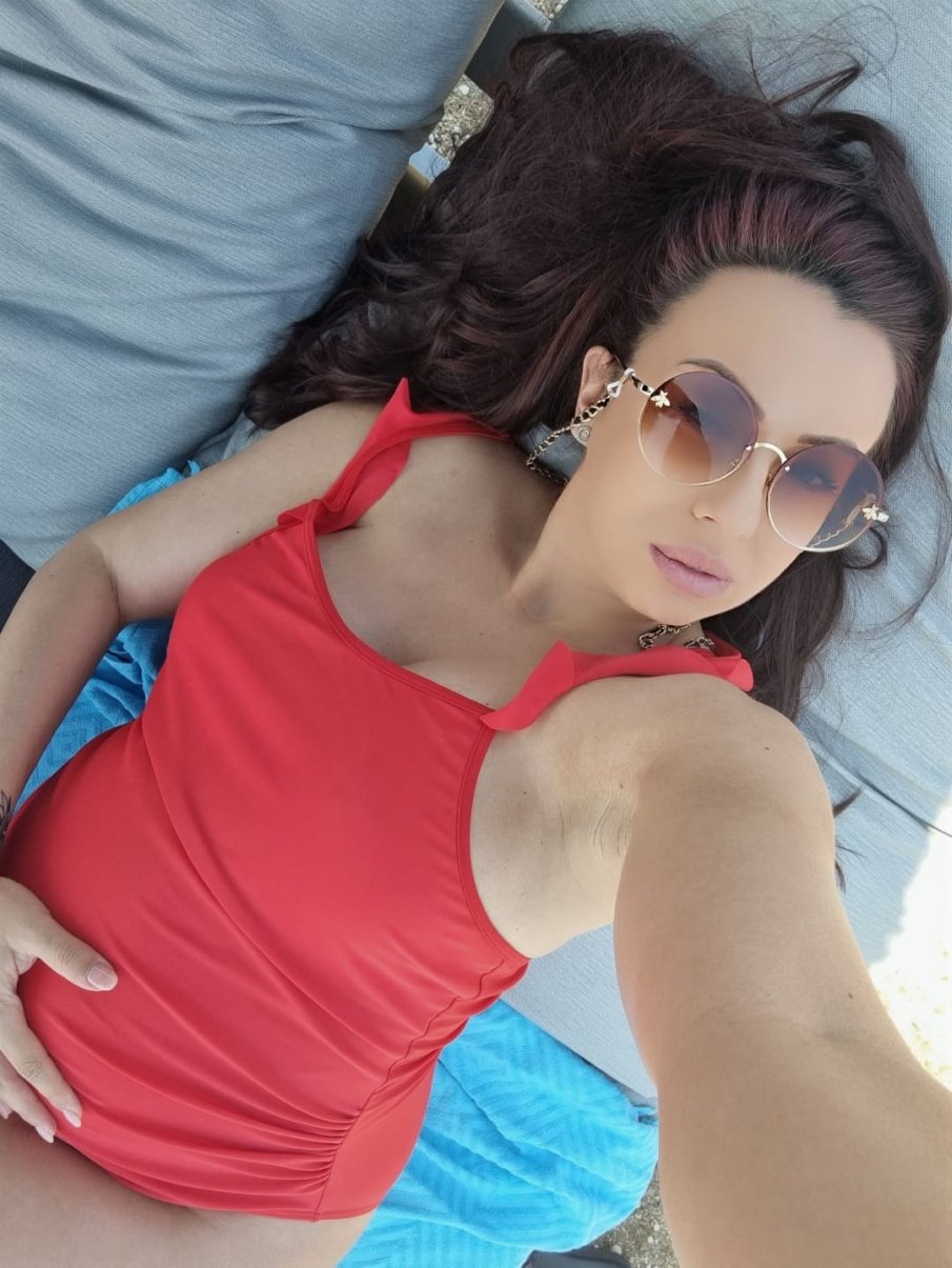 Фолкпевицата Мира роди от младо лъвче