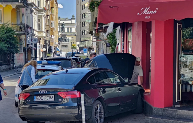 Кола се заби в магазин в центъра на София (СНИМКИ)