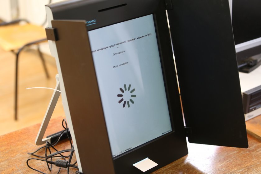 Първата машина за гласуване даде фира във Варна
