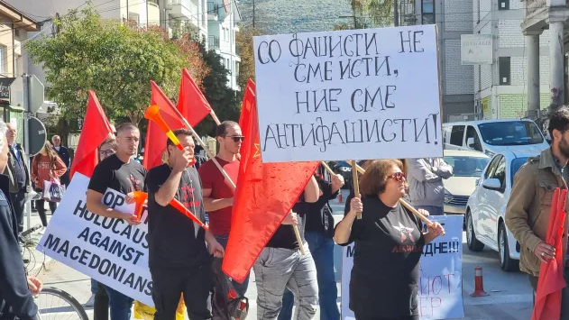 Македонци замеряха с яйца новия български център в Охрид: Татари! Фашисти!