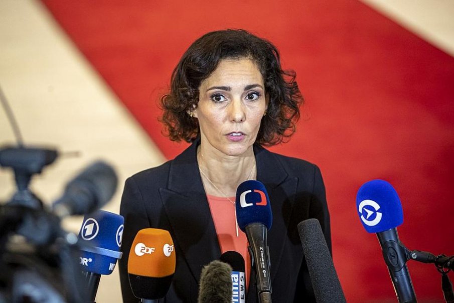 Белгийска министърка отряза кичур от косата си в знак на подкрепа за жените в Иран