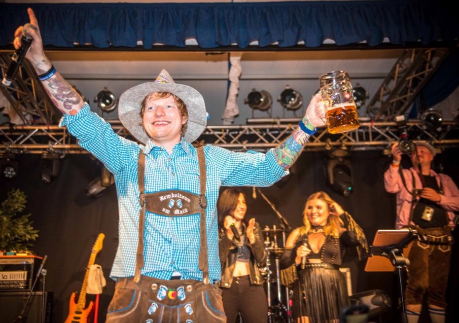 Продадоха халбата на Ед Шийран от Октоберфест за близо 2000 евро