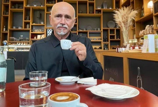 Кирил Петков и Асен Василев ще последват примера на Еконтий - в парламента няма пици с кристали, шампанско и екомалини. Лена също я няма