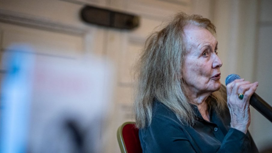 Френската нобелистка Ани Арно подписа писмо за протест срещу Макрон