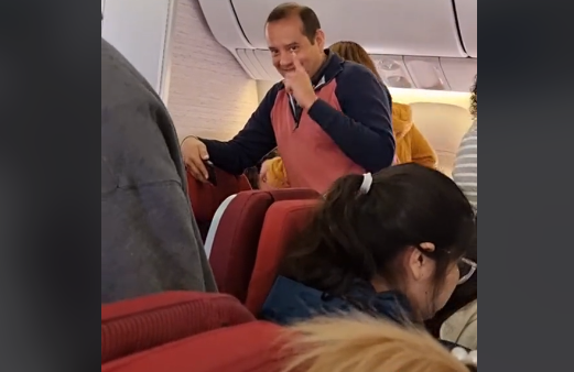 Жена реши да отиде на почивка в работния си ден, когато в същия самолет засече... шефа си