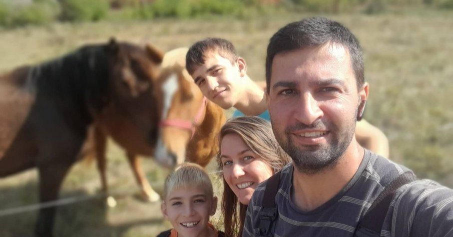 Младо семейство заряза застрахователна кариера, за да се посвети на фермерство и чиста храна